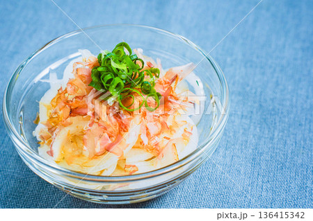 新玉ねぎの和風サラダ 136415342