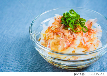 新玉ねぎの和風サラダ 新玉ねぎの和風サラダ 136415344