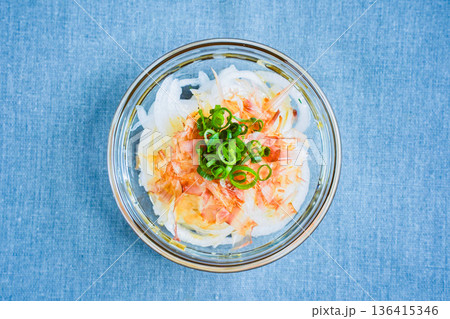 新玉ねぎの和風サラダ 新玉ねぎの和風サラダ 136415346