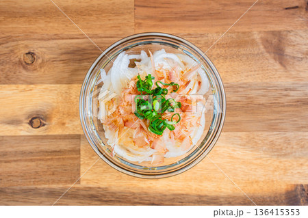 新玉ねぎの和風サラダ 新玉ねぎの和風サラダ 136415353