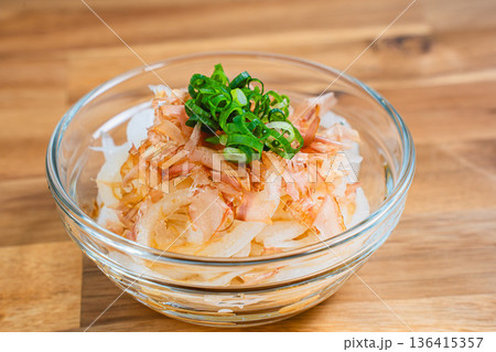 新玉ねぎの和風サラダ 136415357
