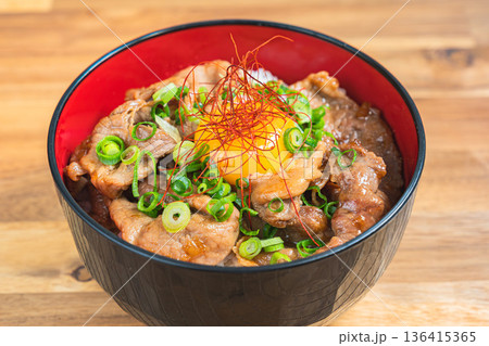 卵黄をのせた豚丼 136415365