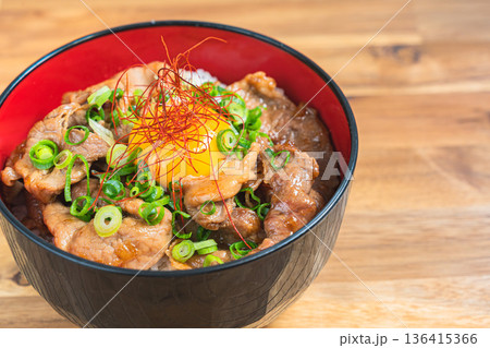 卵黄をのせた豚丼 136415366