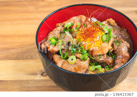 卵黄をのせた豚丼 卵黄をのせた豚丼 136415367