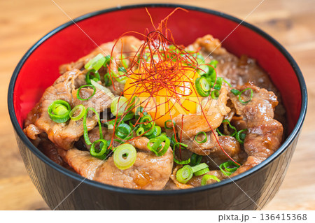 卵黄をのせた豚丼 136415368