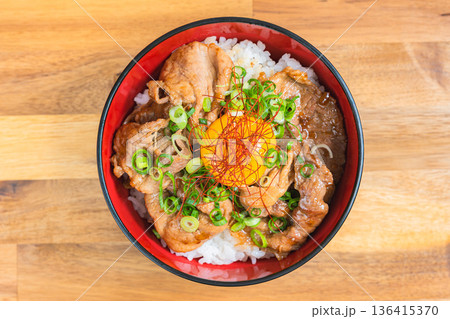 卵黄をのせた豚丼 卵黄をのせた豚丼 136415370