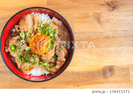 卵黄をのせた豚丼 136415371