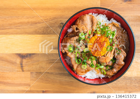 卵黄をのせた豚丼 136415372