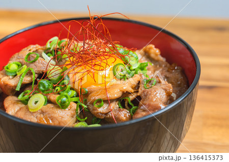 卵黄をのせた豚丼 136415373