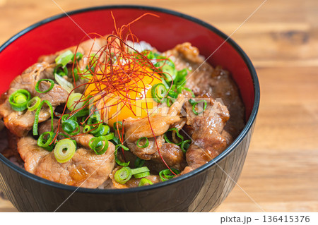 卵黄をのせた豚丼 136415376