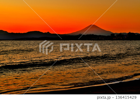 冬の茅ヶ崎海岸からの富士山の夕景 冬の茅ヶ崎海岸からの富士山の夕景 136415429