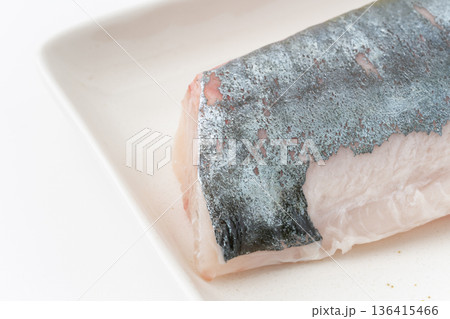 お皿に載せたシマアジの柵（刺身）のクローズアップ 136415466