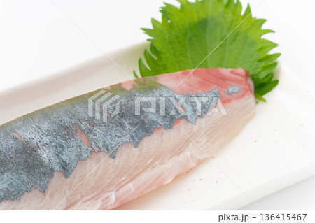 お皿に載せたシマアジの柵(刺身)のクローズアップ お皿に載せたシマアジの柵(刺身)のクローズアップ 136415467