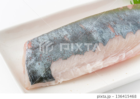 お皿に載せたシマアジの柵（刺身）のクローズアップ 136415468