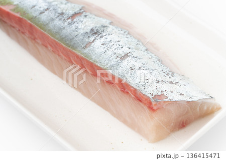 お皿に載せたシマアジの柵(刺身)のクローズアップ お皿に載せたシマアジの柵(刺身)のクローズアップ 136415471