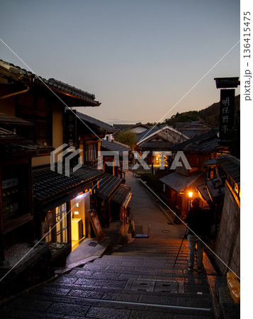 夜明け前の古い町並み 夜明け前の古い町並み 136415475