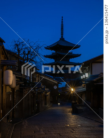夜明け前の五重塔を撮影した写真 夜明け前の五重塔を撮影した写真 136415477