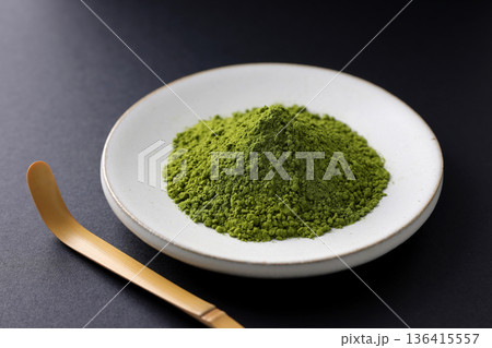 日本の伝統文化を感じさせる抹茶粉末 日本の伝統文化を感じさせる抹茶粉末 136415557