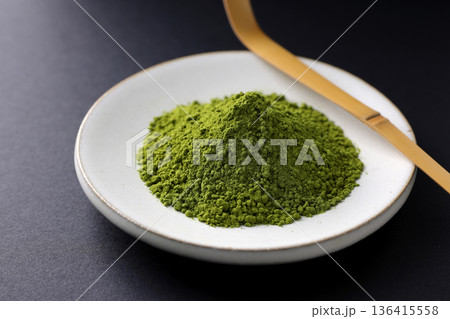 日本の伝統文化を感じさせる抹茶粉末 日本の伝統文化を感じさせる抹茶粉末 136415558