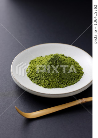 日本の伝統文化を感じさせる抹茶粉末 日本の伝統文化を感じさせる抹茶粉末 136415562