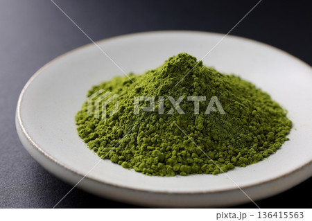 日本の伝統文化を感じさせる抹茶粉末 136415563