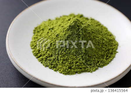 日本の伝統文化を感じさせる抹茶粉末 136415564