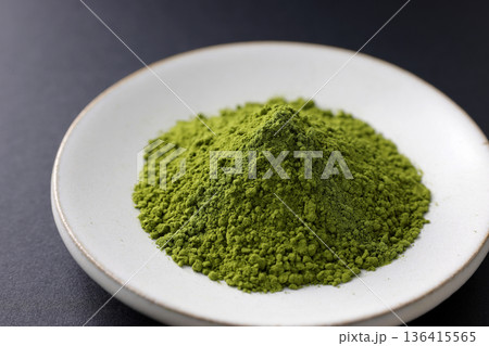 日本の伝統文化を感じさせる抹茶粉末 136415565