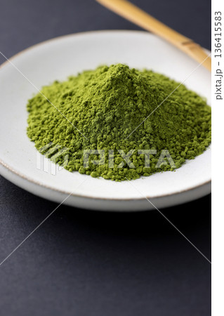 日本の伝統文化を感じさせる抹茶粉末 136415583