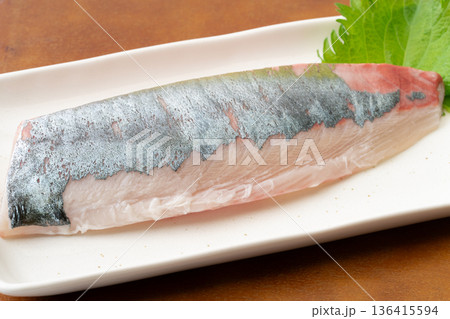 お皿に載せたシマアジの柵(刺身)のクローズアップ お皿に載せたシマアジの柵(刺身)のクローズアップ 136415594