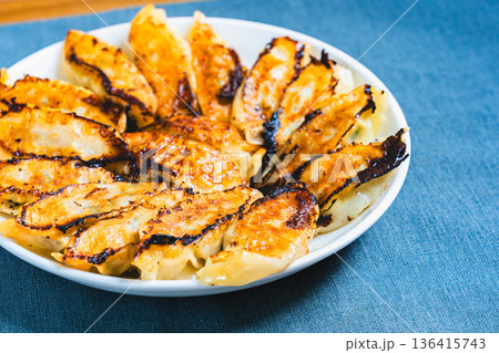 こんがり焼き上げた餃子 こんがり焼き上げた餃子 136415743