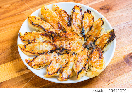 こんがり焼き上げた餃子 こんがり焼き上げた餃子 136415764