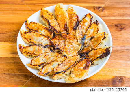 こんがり焼き上げた餃子 136415765