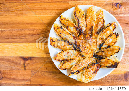 こんがり焼き上げた餃子 136415770