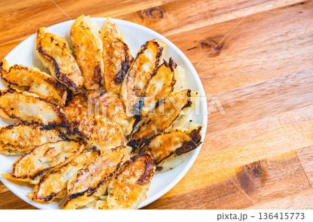 こんがり焼き上げた餃子 こんがり焼き上げた餃子 136415773