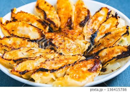 こんがり焼き上げた餃子 こんがり焼き上げた餃子 136415786