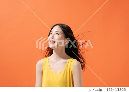 風に髪がなびく女性 風に髪がなびく女性 136415806