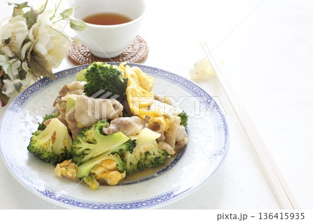 豚肉とブロッコリー炒めと中国茶 136415935