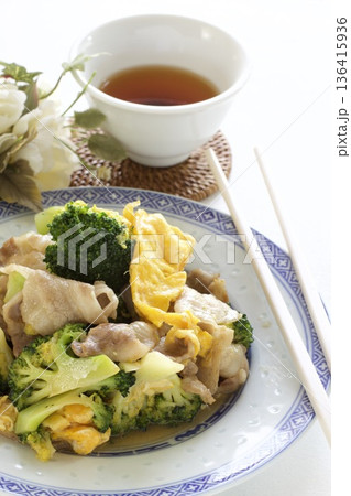 豚肉とブロッコリー炒めと中国茶 豚肉とブロッコリー炒めと中国茶 136415936