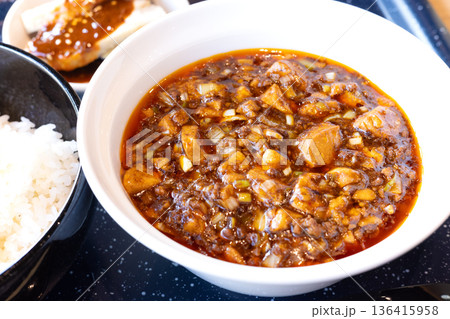 美味しいピリ辛の麻婆豆腐定食 136415958