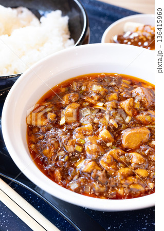 美味しいピリ辛の麻婆豆腐定食 美味しいピリ辛の麻婆豆腐定食 136415960