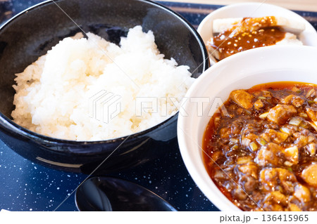 美味しいピリ辛の麻婆豆腐定食 136415965