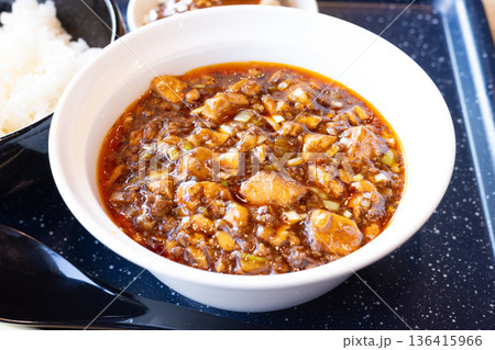 美味しいピリ辛の麻婆豆腐定食 136415966