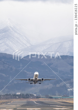 冬の仙台空港 離陸中の飛行機 宮城県名取市 冬の仙台空港 離陸中の飛行機 宮城県名取市 136416115