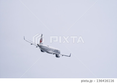 冬の仙台空港　離陸中の飛行機　宮城県名取市 136416116