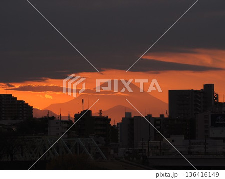 オレンジ色に染まる夕空と富士山のシルエット 136416149