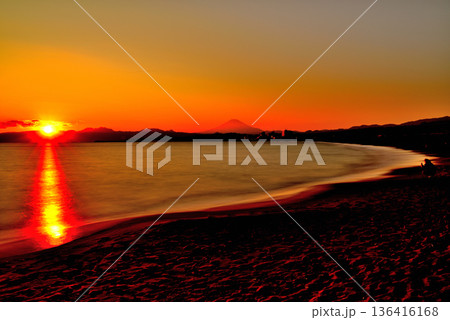 冬の茅ヶ崎海岸からの富士山の夕景 長秒撮影 136416168