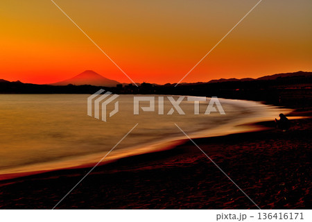 冬の茅ヶ崎海岸からの富士山の夕景 長秒撮影 冬の茅ヶ崎海岸からの富士山の夕景 長秒撮影 136416171