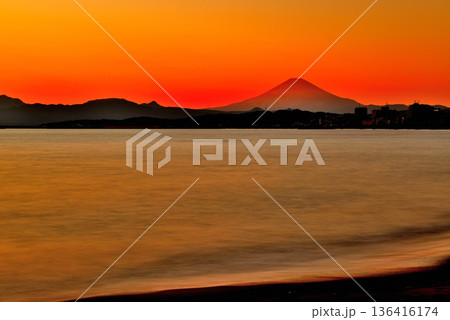 冬の茅ヶ崎海岸からの富士山の夕景 長秒撮影 136416174