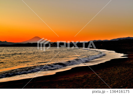 冬の茅ヶ崎海岸からの富士山の夕景 長秒撮影 136416175