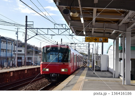 岡崎市　名鉄藤川駅のプラットホームと車両 136416186